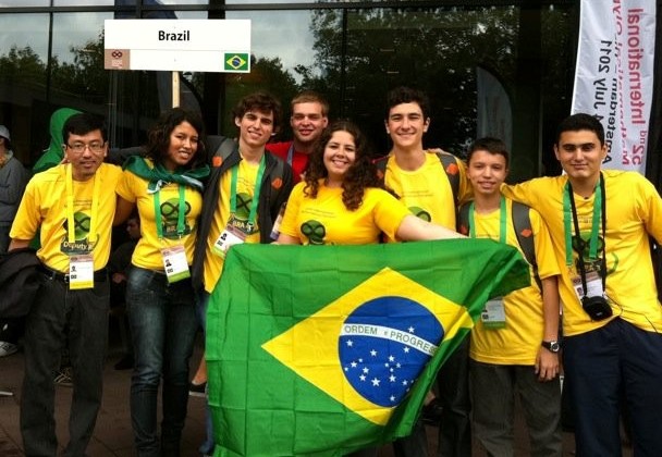 Maria Clara, à frente da placa 'Brazil', e André Macieira, o primeiro da direita para a esquerda. Foto: Arquivo OBM