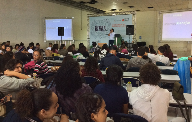 Enem na Praça reuniu cerca de 400 alunos no estacionamento do Via Brasil, na Pampulha. Foto: Andréa Hespanha (ACS/SEE-MG)