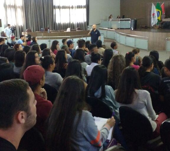 SRE Passos reuniu cerca de 500 alunos na Câmara Municipal para o Enem Show. Foto: Divulgação