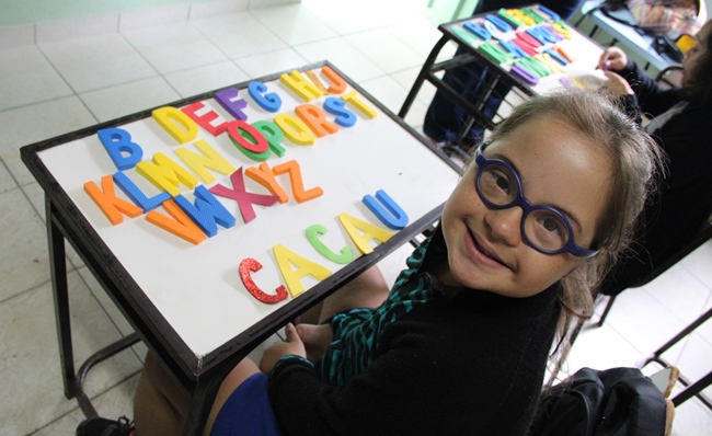 Letícia, além de estudiosa e organizada, é popular na Escola Estadual São Bento: por onde passa, recebe elogios e cumprimentos. Foto: Franciele Xavier (SEE/MG)