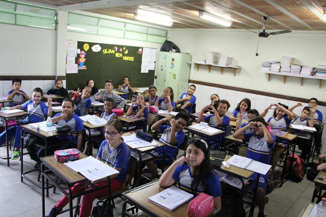 Inclusão é tratada com naturalidade na Escola Estadual São Bento, em Belo Horizonte. Na imagem, sala de aula do 5º ano com Letícia e Laura, duas estudantes com Síndrome de Down. Foto: Franciele Xavier (SEE/MG)