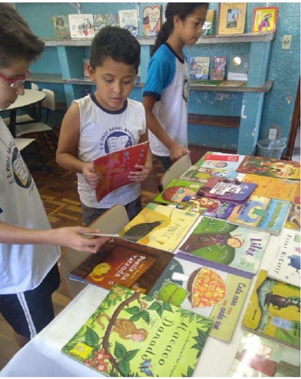 Na Escola Estadual Professor Rafael Magalhães alunos têm na biblioteca diferentes livros literários. Foto: Arquivo da Escola
