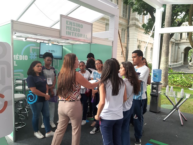 Estudantes tiveram a oportunidade de visitar os estandes. Foto: Geanine Nogueira ACS/SEE