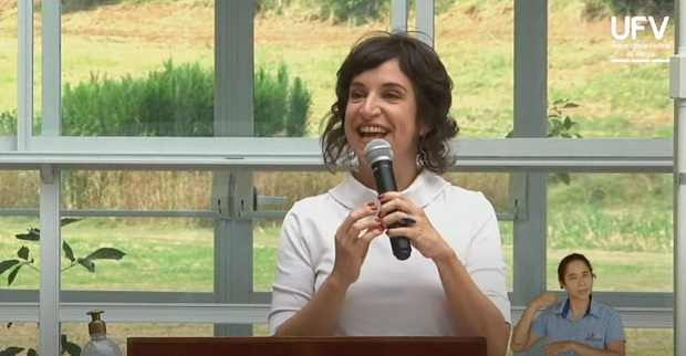 Secretária Julia Sant'Anna participou de cerimônia na UFV, em Viçosa