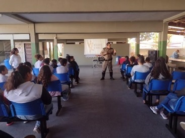 Alunos da Escola Estadual Major Antônio Salvo, em Curvelo, atentos às dicas sobre como prevenir acidentes de trânsito. 